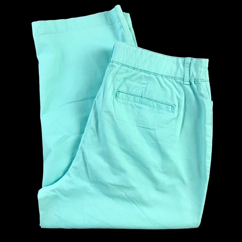 Croft & Barrow Classic Fit Light Blue Capri's​ - Picture 3 of 4